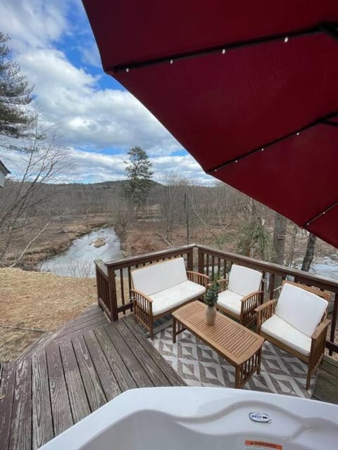 Ski,Hike,Relax Retreat WITH private Hot tub lll Apartment in Woodstock