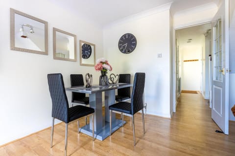 Cozy Family-Friendly House (3mins from Erith and Slade Green station) Appartamento in Dartford