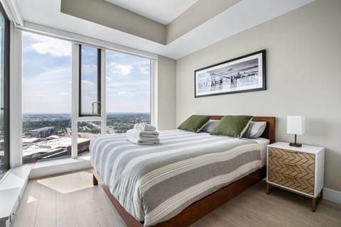 35th FL w the BEST Views of the Stampede & Saddledome! FREE Banff Pass, Wine, Parking & Gym! House in Calgary