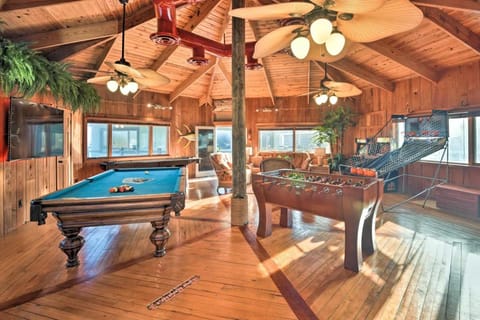 Chic Home: Ocean Views, Hot Tub & Game Room! Casa in Flagler Beach