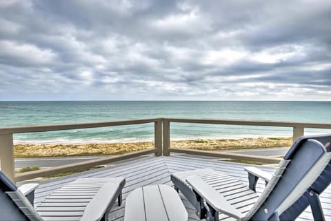 Chic Home: Ocean Views, Hot Tub & Game Room! Casa in Flagler Beach