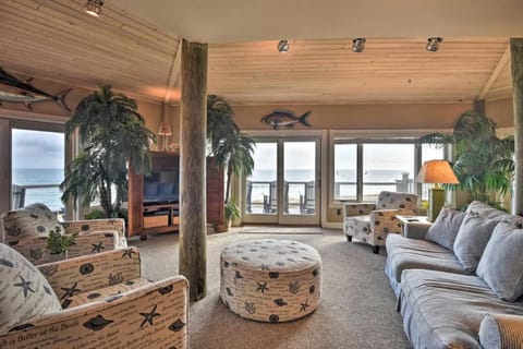 Chic Home: Ocean Views, Hot Tub & Game Room! Haus in Flagler Beach