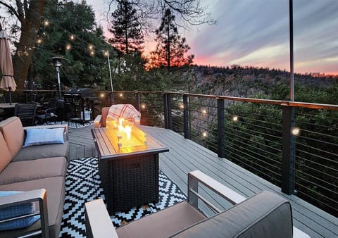Treetop A-frame Cabin, Family Friendly with Hot Tub Chalé in Lake Arrowhead