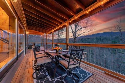 Patio, Natural landscape, View (from property/room), Balcony/Terrace, Dining area, Mountain view