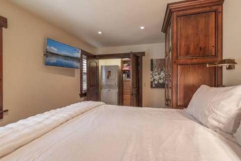 Luxurious Northstar Condo Walk to Village Shared Hot-Tubs Condo in Northstar Drive