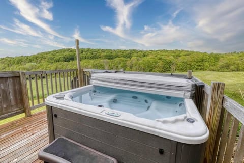 Gorgeous 5BR-Mountain Views-Hot Tub-Sauna-Game Room House in Cattaraugus