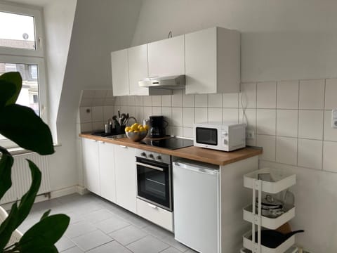 Coffee/tea facilities, Kitchen or kitchenette, dishwasher, microwave, oven, stove, toaster