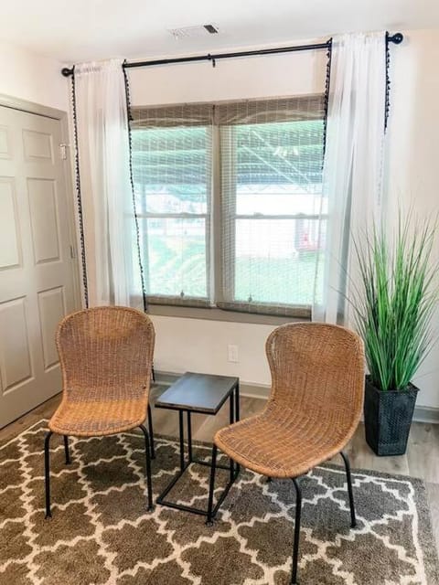 Blue Bungalow w/ Free Golf Cart 1/2 mi from Square Wohnung in Covington