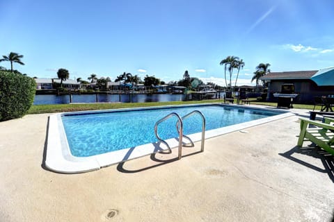 Canal Front Home with Pool Maison in Cocoa Beach