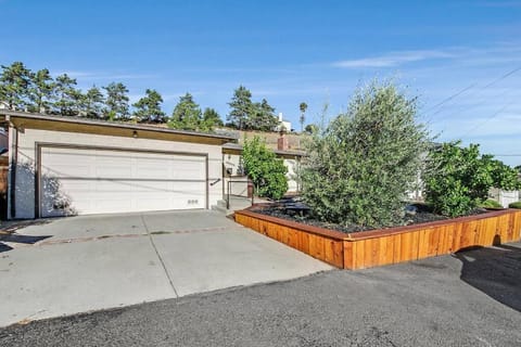 King Suite, 5 Queen beds Spacious Modern Home House in Castro Valley