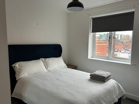 Stafford 2 Bedroom Apartment in Prime Location with Secure Parking Eigentumswohnung in Stafford