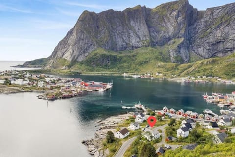 Reine Fishermans House - Mountain & Seaview House in Lofoten