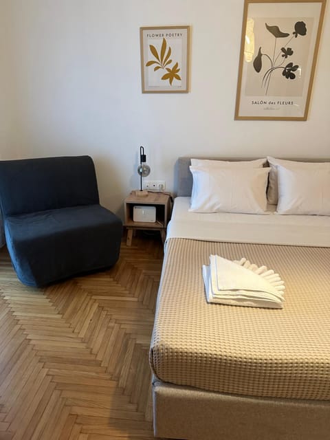 Bed, Living room, Photo of the whole room, Seating area, Bedroom