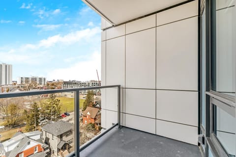 Luxury 1BR King Bed Unit - Private Balcony Apartment in Waterloo