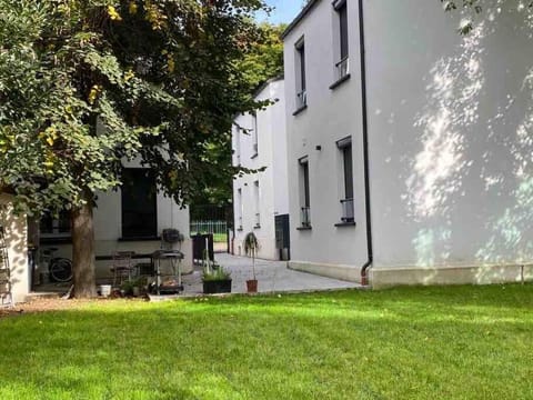 Saint-Maurice face au bois de Vincennes Apartment in Paris