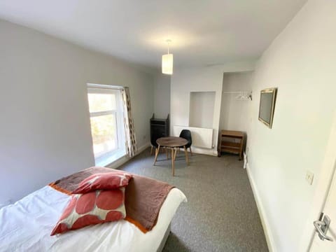 Budget Room Mount Pleasant Share facilities R3 Vacation rental in Swansea