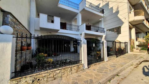 Property building, Neighbourhood, Balcony/Terrace