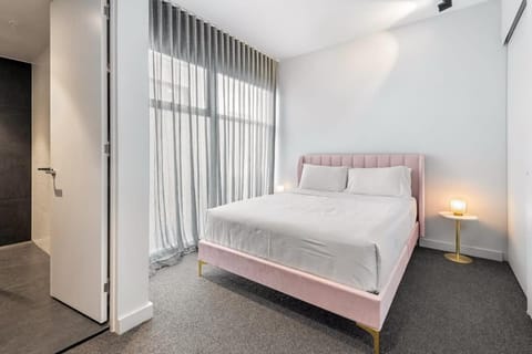 Stylish & Spotless 2-Bed Apartment in St Kilda Condo in Saint Kilda