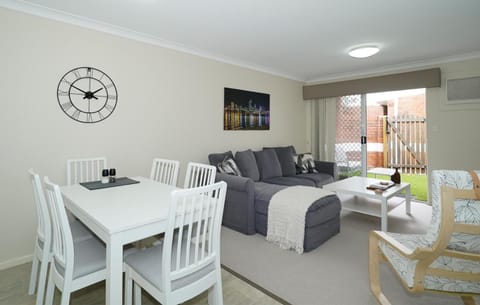 6 Light Bright Home In South Perth Condominio in Perth