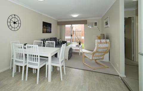 6 Light Bright Home In South Perth Condominio in Perth