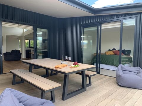 Food and drinks, Seating area