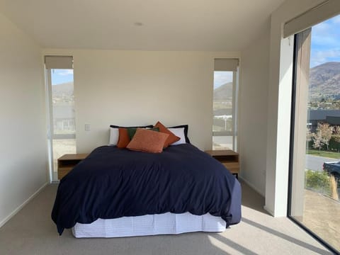 Bed, Natural landscape, Photo of the whole room, Bedroom, Mountain view