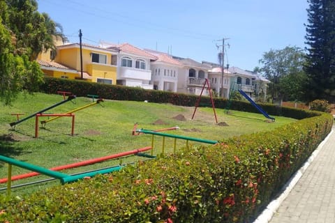 Casa vacacional 4 habitaciones, jacuzzi, internet, netflix Casa in Manzanillo