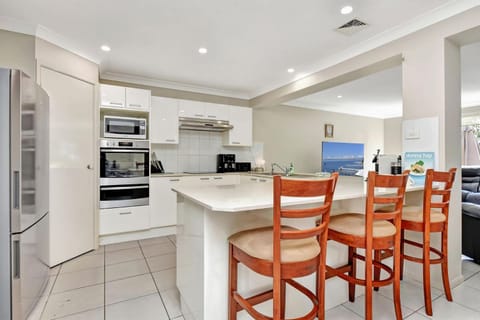 New Property Waterfront Heaven at Nords Wharf only 5 mins to Beach ! Hidden Horizon House in Lake Macquarie