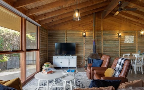 Log Cabin getaway Family and Pet Friendly WiFi House in Encounter Bay