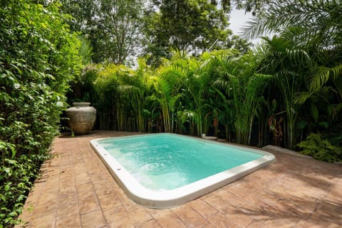 New 3BR Chalet-Style Villa Pasak Paradise 3, Private Pool, 10min grive to Laguna Phuket Chalet in Choeng Thale