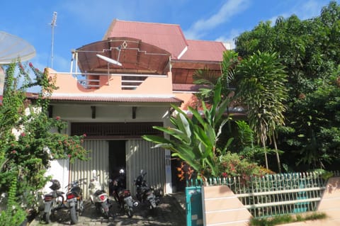Nola's Homestay Appartement-Hotel in Padang