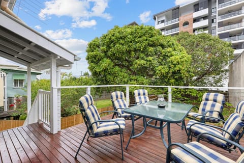 Gorgeous 3-Bed Family Home by Oxenham Park & Shops House in Brisbane