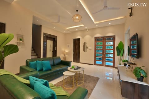 Communal lounge/ TV room, TV and multimedia, Living room, Seating area, Evening entertainment