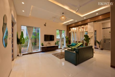 Communal lounge/ TV room, TV and multimedia, Living room, Seating area, Evening entertainment