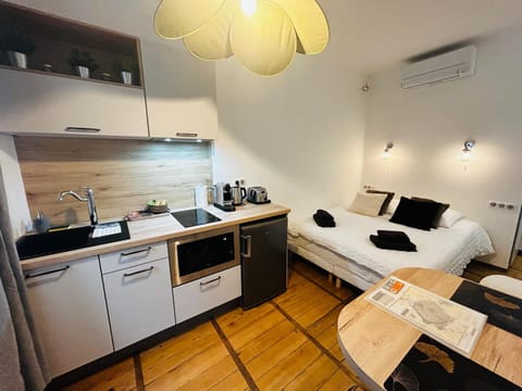 Bed, Dining area, kitchen