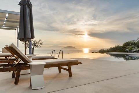 Patio, Day, Natural landscape, View (from property/room), Pool view, Sea view, Swimming pool, Swimming pool, Sunset, sunbed