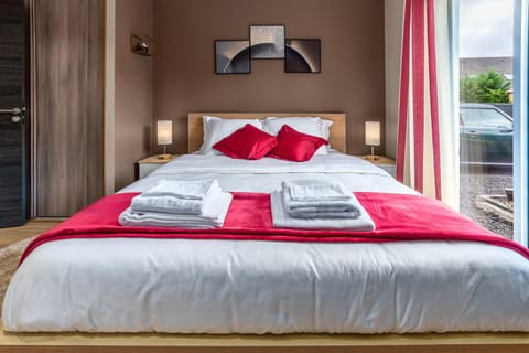 Bed, Bedroom, towels