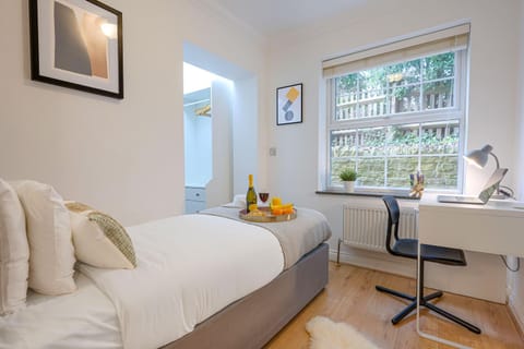 Avenue Apartment - Close to City Centre - Free Parking, Super-Fast Wifi and Smart TV by Yoko Property Condo in Northampton