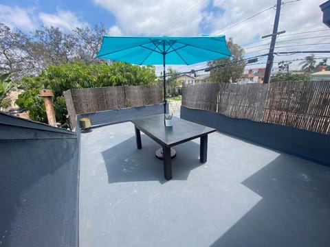 Lovely 2BR Home with Fireplace and Patio in Culver Condo in Culver City