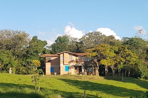 Casa de Campo proxima à Estrada do Vinho Camping /
Complejo de autocaravanas in Ibiúna