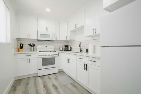 Chic 3 BR Home Minutes from USC, DTLA and KTown Condo in Beverly Hills