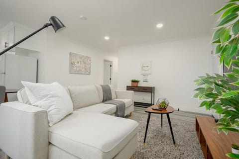 Chic 3 BR Home Minutes from USC, DTLA and KTown Condo in Beverly Hills