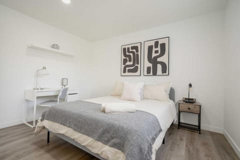 Modern 3BR Home USC, DTLA and Koreatown Condo in Beverly Hills