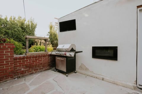 Melrose 4 BD Bungalow w Pool Jacuzzi BBQ Maison in Beverly Hills