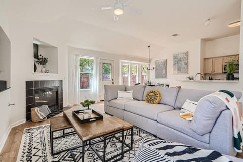 Single level w Fenced Yard, Pool Table & Fire Pit Apartment in Leander