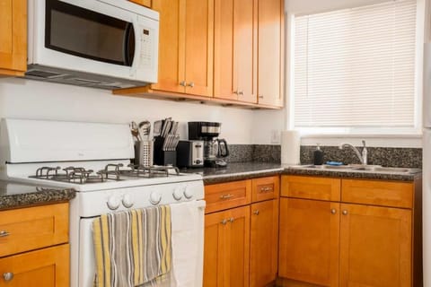 Comfortable 2BR unit in the heart of K-Town Condo in Beverly Hills