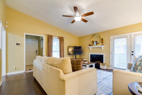 Bright Fayetteville Vacation Home with Fireplace! House in Fayetteville