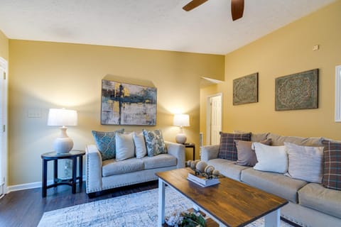 Bright Fayetteville Vacation Home with Fireplace! Casa in Fayetteville