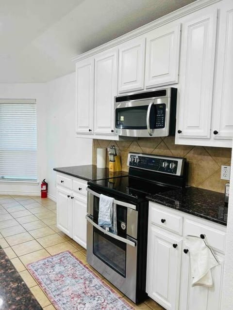 Charming Luxury Convenience Spacious Home Burleson House in Burleson