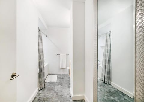 Stylish 2 BD 2 BA At UES Condo in Midtown